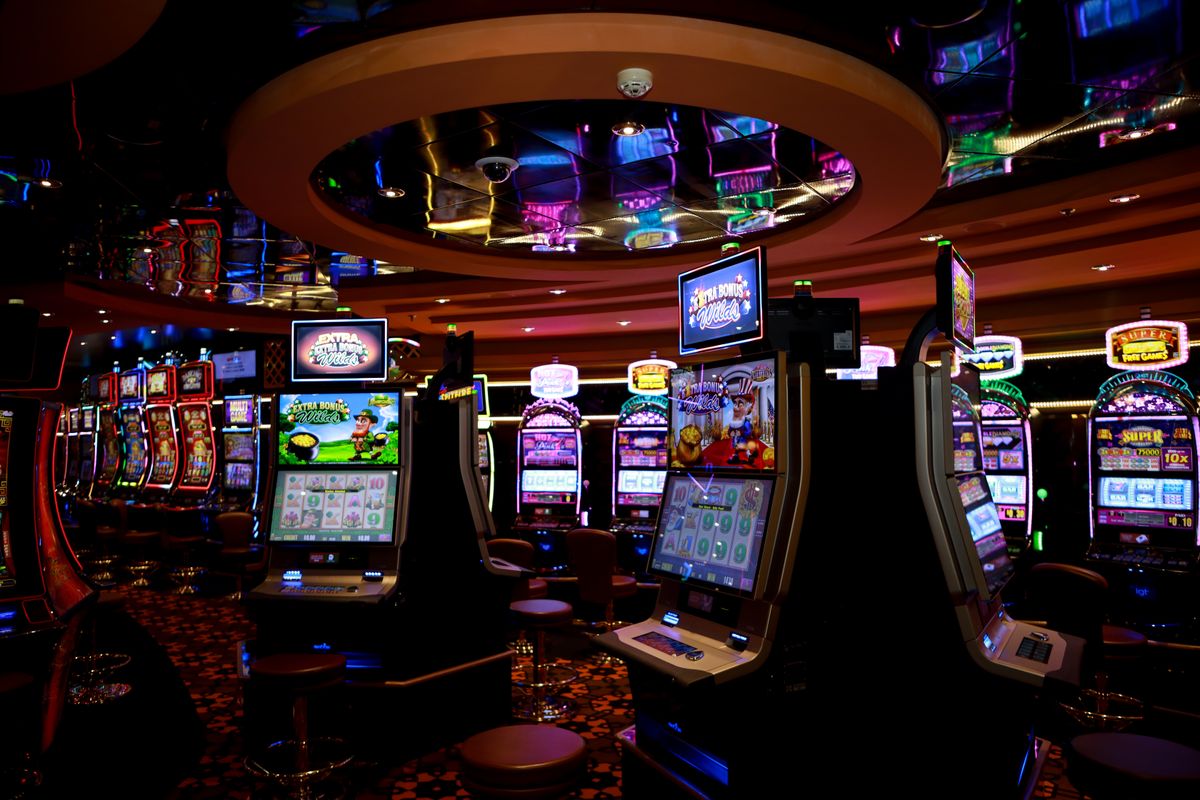 Suasana kasino dengan mesin slot yang terang