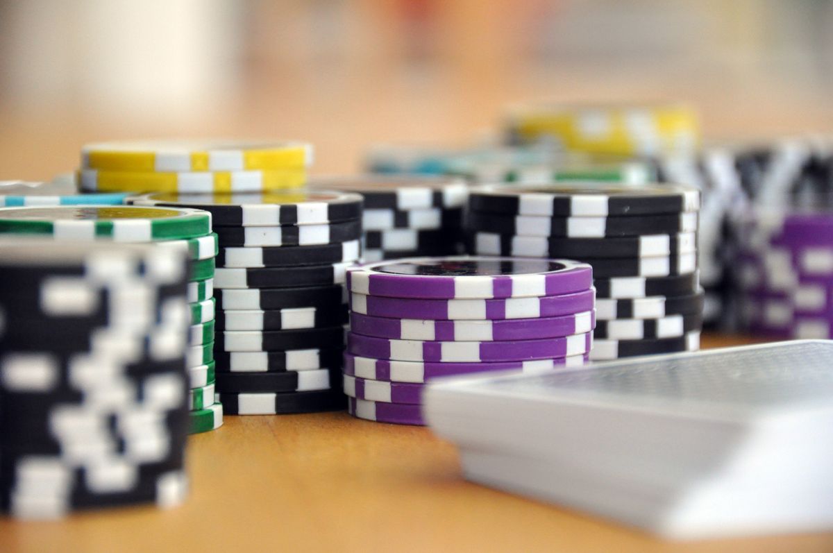 Dasar-Dasar Poker: Aturan dan Peringkat Kartu