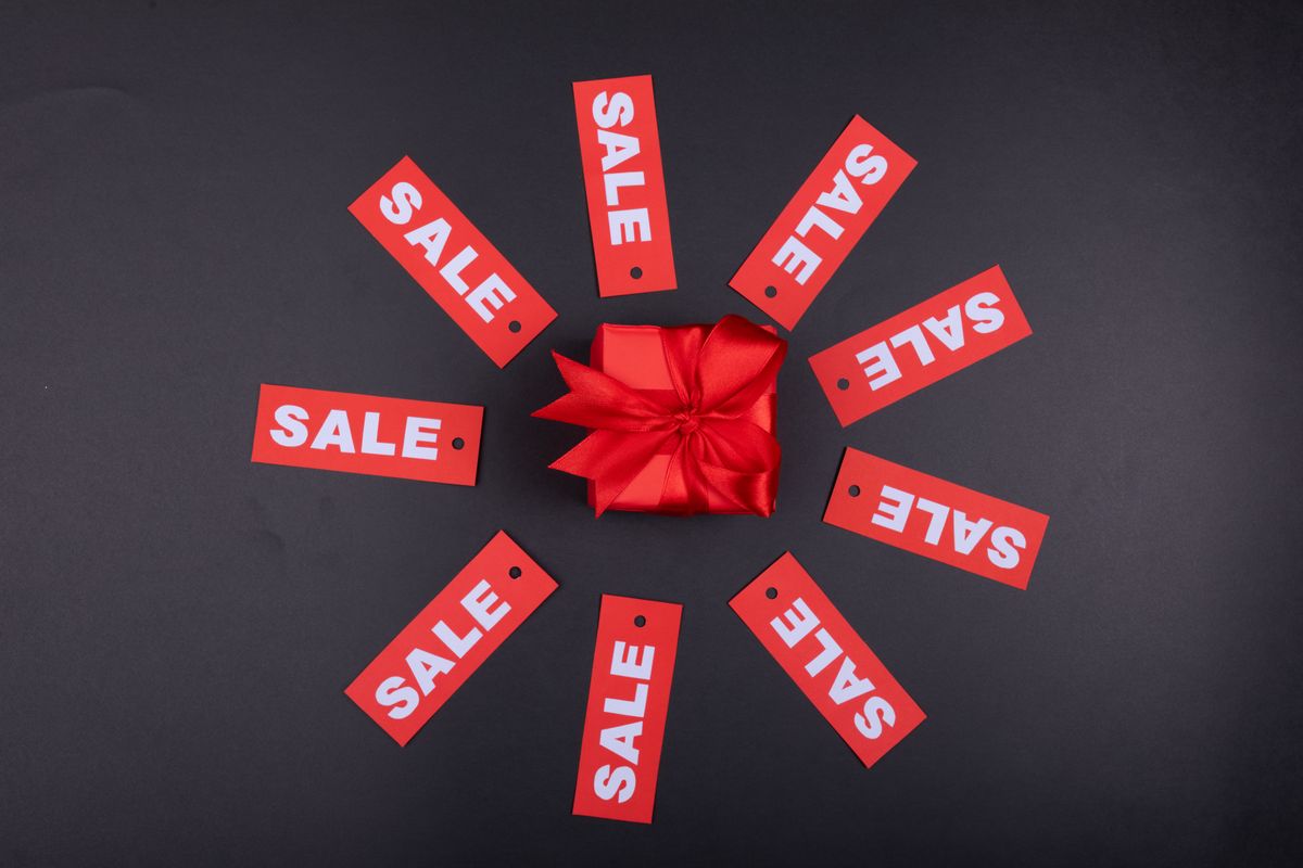 Kotak hadiah dengan label diskon